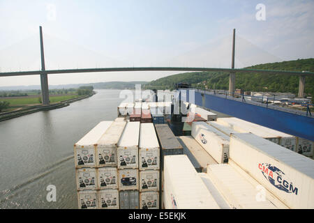 Frankreich: Normandie, Seine maritim, vallee de la Seine, Grand Port de mer de rouen, descente de seine du CMA-CGM Fort Saint Pierre, porte conteneurs, Container, pont de broton, Stockfoto