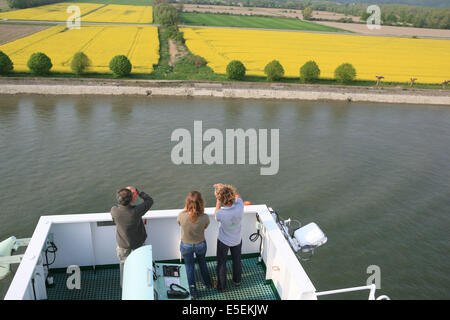 Frankreich: Normandie, Seine maritim, vallee de la Seine, Grand Port de mer de rouen, descente de seine du CMA-CGM Fort Saint Pierre, porte conteneurs, Container, passager, touristes sur Cargo, rives du fleuve, Stockfoto