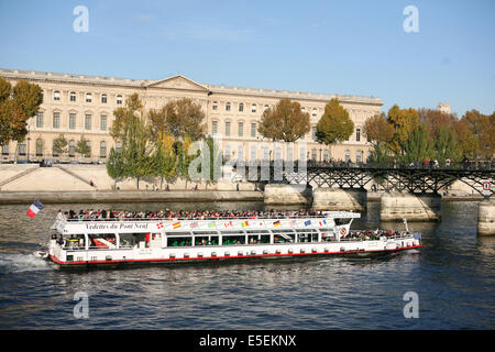 Frankreich, paris 6e-1er, pont des arts et musee du louver en Fond, vedette du Pont Neuf, bateau de tourisme, Seine, Stockfoto