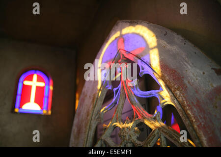 Frankreich, paris 14e, cimetiere du montparnasse, refleet vitrail croix dans une chapelle, Stockfoto