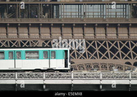 Frankreich, paris 16e, Metro eyrien sur le pont de bir hakeim et Tour eiffel en Fond, ligne 6, ratp, Stockfoto