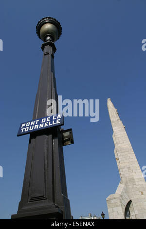 Frankreich, paris 5e, pont de la tournelle, Seine, arche, Statue, Lampadaire, ciel bleu Stockfoto