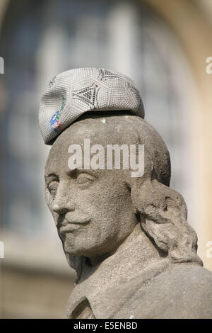 Frankreich, paris 5e, Place du Pantheon, Statue de pierre Corneille, Ballon de football sur la tete, Humor, skulpteur georges Rispail 1952, Stockfoto