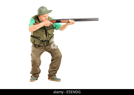 In voller Länge Portrait von Reifen Jäger mit dem Ziel etwas mit einer Waffe Stockfoto