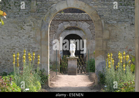 Frankreich, Basse Normandie, Calvados, pays d'auge, mezidon Canon, chateau de Canon, jardin, parc, Statue femme, Arkaden, Stockfoto