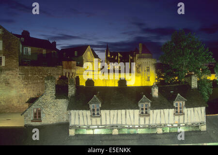 Frankreich, Bretagne, Morbihan, Vannes, golfe du Morbihan, maisons a Pans de bois, Colombages, habitate traditionnel, les anciens lavoirs et les remparts au Fond, la Tour du connetable, nuit, eclairage, Stockfoto