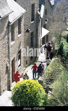 Frankreich, Basse Normandie, Manche, pays de la baie du Mont-Saint-Michel, depuis les marches de l'abbaye, Habitat, maisons du mont-saint-Michel, grande rue Stockfoto