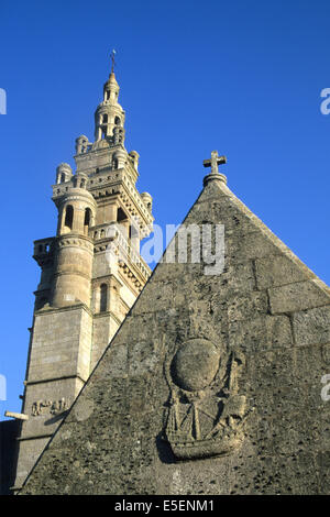 Frankreich, Bretagne, finistere nord, pays du leon, Roscoff, eglise, notre dame de croas batz, sculpture de Bateau, clocher, Stockfoto