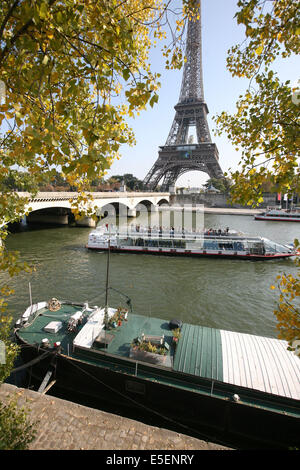 Frankreich, paris 7e, Tour eiffel Pendant la coupé du monde de Rugby en octobre 2007, peniche, arbres, Stockfoto