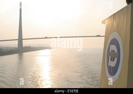 Frankreich: Normandie, Seine maritim, vallee de la Seine, Grand Port de mer de rouen, montee de seine, montee de seine en compagnie du pilote Emmanuel Fournier a bord du navire "bro sinsto" Zielhafen jerome, pont de Normandie, Stockfoto