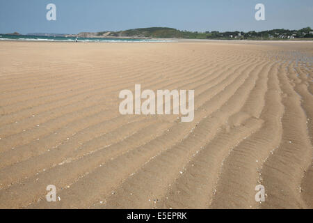 Frankreich, Bretagne, cotes d'Armour, cote d'emeraude, sables d'Or les Pins, la plage, ondes sur le sable, maree basse, Stockfoto