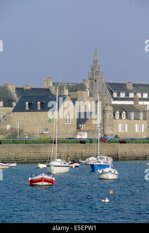 Frankreich, Bretagne, finistere nord, pays du leon, Roscoff, Hafen, Petits bateaux, au Fond, eglise notre dame de croas batz, Stockfoto