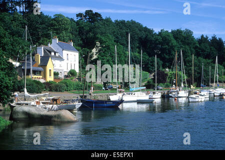 Frankreich, Bretagne, finistere sud, cornouaille, pont aven, Port sur l'aven, voiliers, bateaux de plaisance, maisons sur les rives de la riviere, Stockfoto