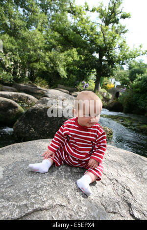 Frankreich, Bretagne, Finistère Sud, Cornouaille, Pont-Aven, Centre Ville, Chaos de l'Aven, Bébé de 8 Mois, Stockfoto