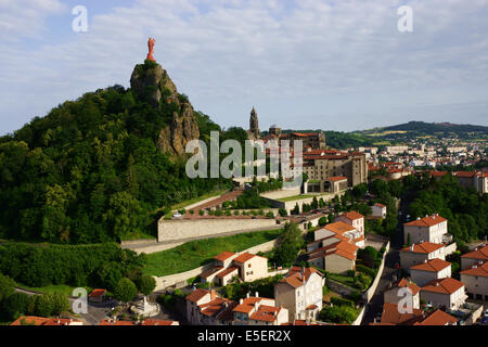 Stadt Le Puy En Velay mit Rocher Corneille und Statue Notre Dame De La France und der Kathedrale (Unesco Kulturerbe), Abt. Haute-Loire Stockfoto