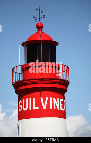 Frankreich, Bretagne, Finistere sud, pays bigouden, le guilvinec, Port de peche, phare d'entree, Stockfoto