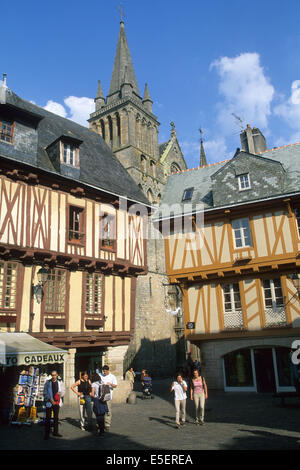 Frankreich, Bretagne, Morbihan, Vannes, golfe du Morbihan, Place Henri IV, maisons a Pans de bois, Colombages, Habitat traditionnel, Cathedale Stockfoto