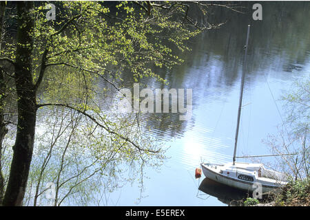 Frankreich, Bretagne, cotes d'Armour, lac de Guerledan, Plan d'eau amenage, rochers, bateau de plaisance, arbres Stockfoto