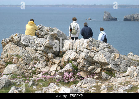 Frankreich, Bretagne, Finistere, presqu'ile de crozon, pointe de Pen hir, camaret sur mer, les tas de pois, touristes sur les rochers, Stockfoto