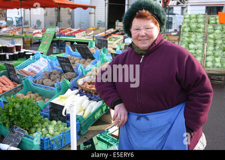 Frankreich, Basse Normandie, Manche, cotentin, cherbourg, Centre ville, marche du jeudi matin Place charles de gaulle, commercante, fruits et legumes, Stockfoto