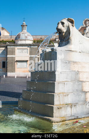 Piazza del Popolo, Rom. Brunnen-Löwen Stockfoto