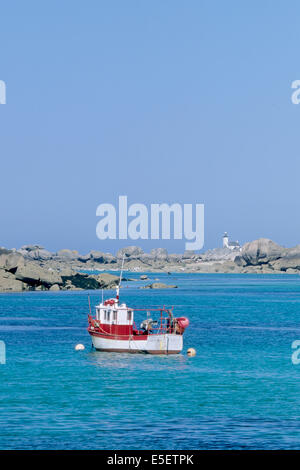 Frankreich, Bretagne, Finistere nord, cotes des Abers, Kerlouan Meneham, bateau amarre, Stockfoto