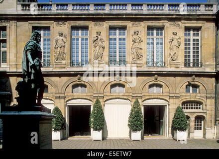 Frankreich, paris 3e, le marais, Hotel carnavalet, musee de l'histoire de paris, 23 rue de sevigne, Premiere Cour, Statue de Louis XVI, Stockfoto