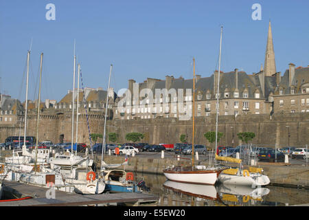 Frankreich, Bretagne, Ille et Vilaine, Saint-Malo, le Port de plaisance, les Remparts et la ville intra muros, vauban, voiliers, bateaux, Pontons, quai, Stockfoto