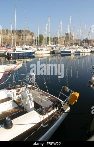 Frankreich, Bretagne, Ille et Vilaine, Saint-Malo, le Port de plaisance, les Remparts et la ville intra muros, vauban, voiliers, bateaux, Pontons, quai, Stockfoto