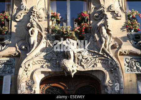 Frankreich, paris 7e, 29 Avenue rapp, Immeuble, architecte jules lavirotte, ceramiques d'alexandre bigot, Detail du porche d'entree, Stockfoto