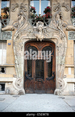 Frankreich, paris 7e, 29 Avenue rapp, Immeuble, architecte jules lavirotte, ceramiques d'alexandre bigot, Detail du porche d'entree, Stockfoto