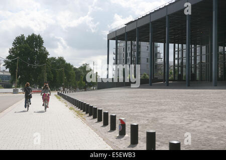 Frankreich, pays de loiré, loire-atlantique, Nantes, ile beaulieu, ile de nantes, Quai Francois Mitterrand, palais de Justice de jean nouvel, Cyclistes, Stockfoto