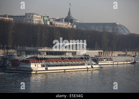 Paris 7e, Pont de l'Alma, bateaux Mouche du Pont de l'Alma, la Seine, Navires ein Quai, Tourisme, croisiere fluviale, verriere du Grand Palais, Stockfoto