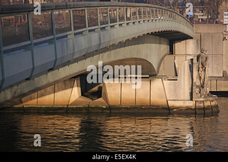 Frankreich, paris 7e, pont de l'alma, zouave du pont de l'alma, Crues de la Seine, hiver, tablier metallique, Statue, militär, Soldat, Skulptur, Stockfoto