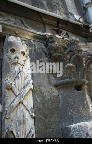 Frankreich, Haute Normandie, Seine maritim, rouen, maisons a Pans de bois, colombages, rue Martainville, aiter Saint maclou, figures macabres, cimetiere des pestiferes, ossuaire, tete de mort, ossements, Stockfoto