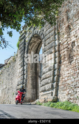 Italienische Motorroller in typisch italienischen Dorf Stockfoto