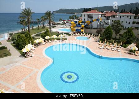 Turquie, sud d d'antalya, kemer, riviera turque, Station balneaire, Debüt de saison touristique, Hotel, plage au pied des montagnes, Preparation de la grande saison, piscine, transat, tourisme, vide de touristes, Club, Hotel, Sonnenschirme, Joy Hydros Beach, pal Stockfoto