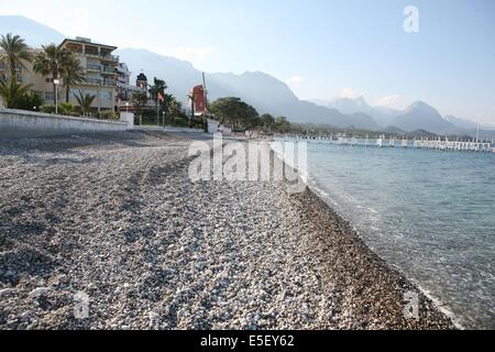 Turquie, sud d d'antalya, kemer, riviera turque, Station balneaire, Debüt de saison touristique, Hotel, plage au pied des montagnes, Preparation de la grande saison, piscine, transat, tourisme, vide de touristes, Club, Hotel, Sonnenschirme, Joy Hydros Beach, pal Stockfoto