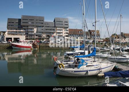 Frankreich, Basse Normandie, Calvados, Plages du Debarquement, courseulles sur mer, Port de plaisance, Bassin, bateaux, plaisance, voiliers, Vedetes, Immeubles, Quais, Chalutier, Stockfoto