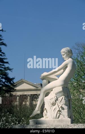 Frankreich, Region picardie, oise, compiegne, Schloss, Napoleon, Kolonnes, Portique, Fassade cote jardin, Statue, Femme, Skulptur, Arbres, Stockfoto