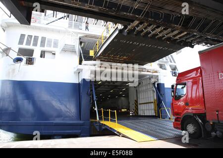 Frankreich, Haute Normandie / angleterre, Seine maritim, le havre / portsmouth, Traversee trans manche, Fährschiff, norman voyager, Navigation, Vehicles, ld Lines, Chargement des vehicules au havre, Stockfoto