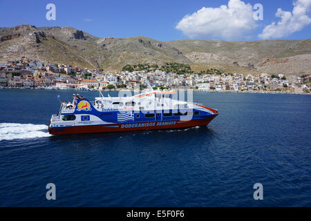 Katamaran High Speed Fähre verlassen Hafen Pothia, Insel Kalymnos, Griechenland Stockfoto