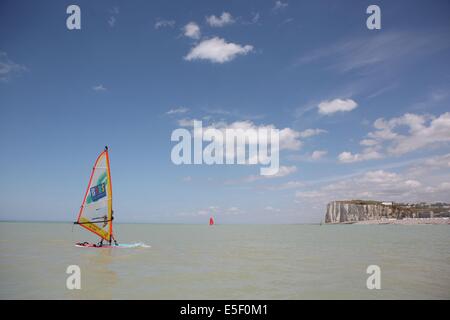 Frankreich, picardie, somme, pays de la bresle maritim, mers les bains, GSM, Glisse Sensations Mers, planche a voile, Windsurf, falaises, plage, littoral, bord de mer, Stockfoto