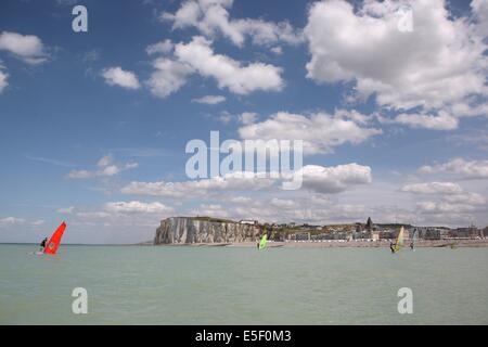 Frankreich, picardie, somme, pays de la bresle maritim, mers les bains, GSM, Glisse Sensations Mers, planche a voile, Windsurf, falaises, plage, littoral, bord de mer, Stockfoto