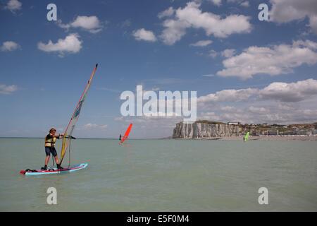 Frankreich, picardie, somme, pays de la bresle maritim, mers les bains, GSM, Glisse Sensations Mers, planche a voile, Windsurf, falaises, plage, littoral, bord de mer, Stockfoto