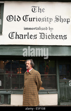 Großbritannien, England, London, Bloomsbury, Portsmouth Street. Ein Schauspieler, der sich als Charles Dickens vor dem Old Curiosity Shop kleidete Stockfoto