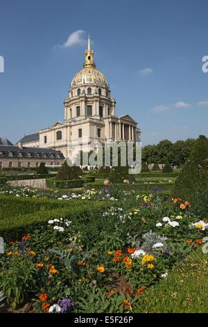 Frankreich, ile de france, paris 7e, jardin de l'eglise Saint louis des invalides, Dome, abrite le tombeau de Napoleon, musee de l'armee, Stockfoto