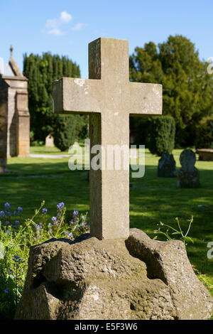 Kreuz im Friedhof auf einem Grabstein in einem Dorf Kirchhof, England, UK Stockfoto