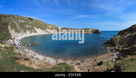 Lulworth Cove, Dorset, England, UK - Blick hinunter auf den Strand und die Bucht Stockfoto