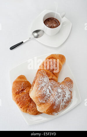 frische Brötchen Croissants mit Kaffee, auf weißen Tischdecke Stockfoto